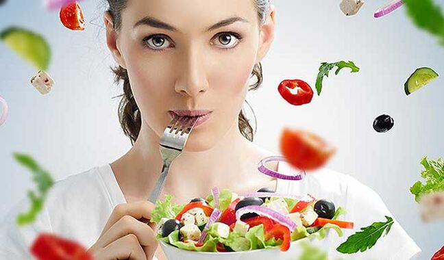 Femme avec salade de régime méditerranéen.
